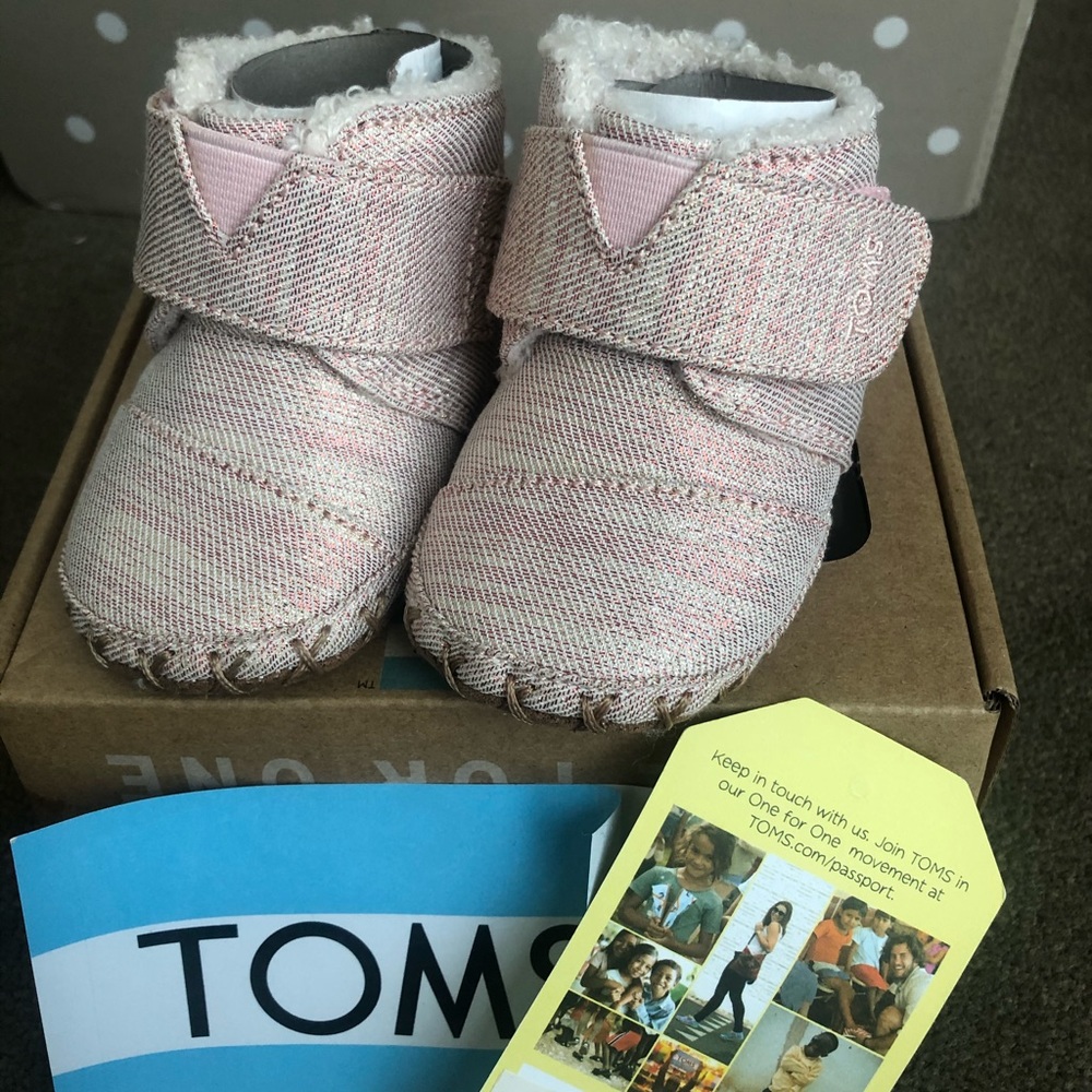 TOMS Tiny Cuna Gold Glimmer infant booties